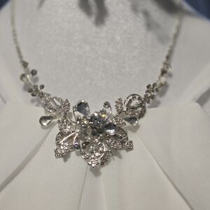 Elegant Silver Floral Necklace